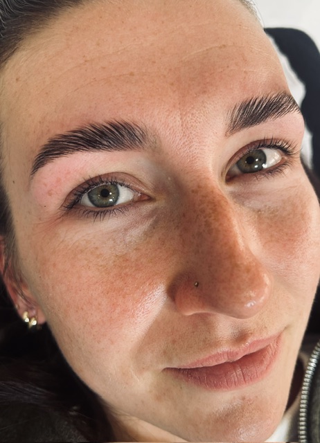 Fluffy brushed-up brow shape